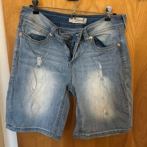 SZ 8 NWOT SEVEN7 Distressed jean shorts faded stone wash color.